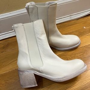 NWOT Free People Essential Chelsea Boots, Chalk size 36.5